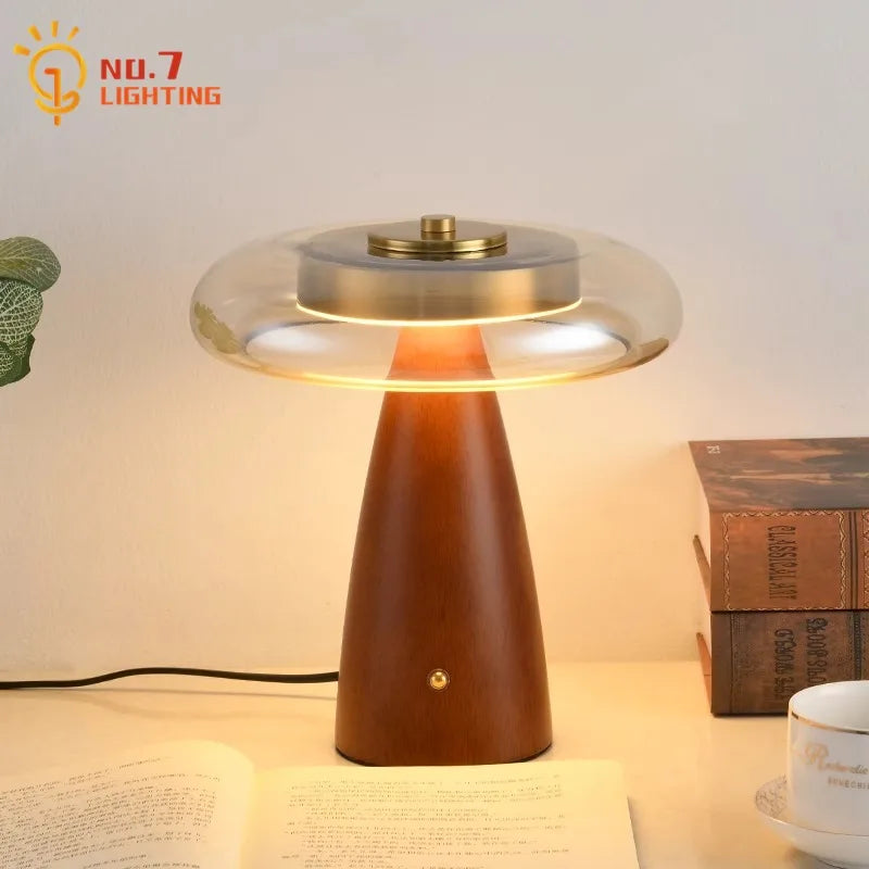 Lámpara de mesa de madera de diseño Medieval Retro francés, brillo dorado LED, luces de escritorio de lujo americanas, dormitorio, mesita de noche, sala de estar, Bar de estudio