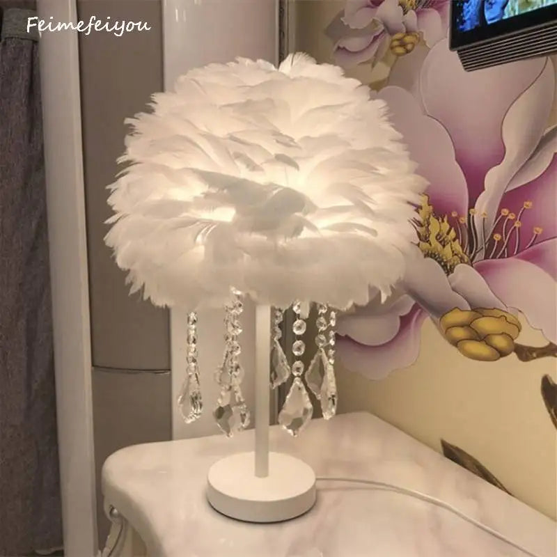 Feimefeiyou-Lámpara de mesa de cristal de plumas para sala de estar, luz de cabecera moderna para dormitorio, Art Deco, pabellón para el hogar