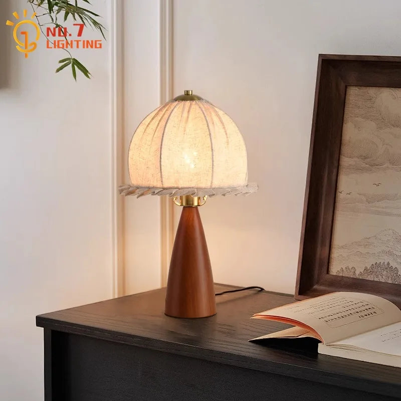 Lámpara de mesa de madera de diseño Medieval Retro francés, brillo dorado LED, luces de escritorio de lujo americanas, dormitorio, mesita de noche, sala de estar, Bar de estudio
