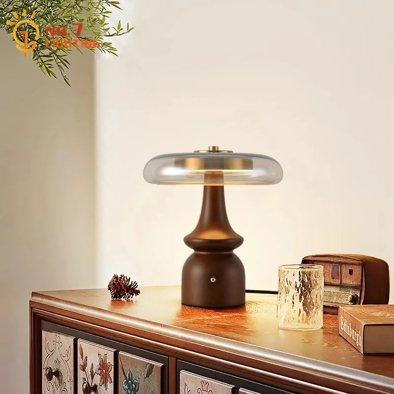 Lámpara de mesa de madera de diseño Medieval Retro francés, brillo dorado LED, luces de escritorio de lujo americanas, dormitorio, mesita de noche, sala de estar, Bar de estudio