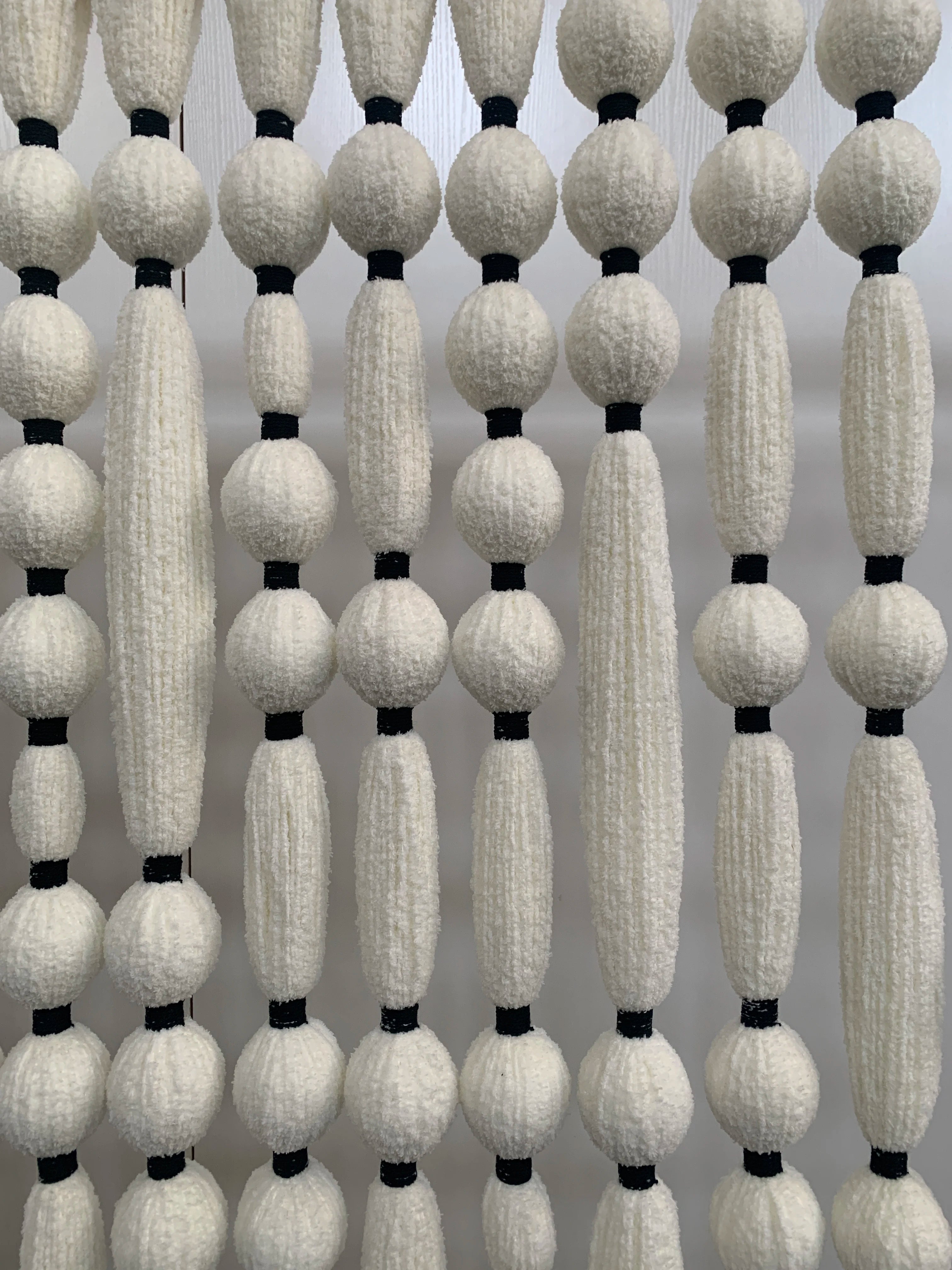 Decoración de Pared Bohemia Hecha a Mano con Bolas de Algodón, Tapiz de Macramé con Borlas Grandes para Decoración de Escaparates de Tiendas de Ropa