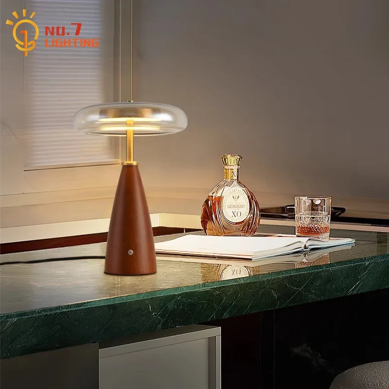 Lámpara de mesa de madera de diseño Medieval Retro francés, brillo dorado LED, luces de escritorio de lujo americanas, dormitorio, mesita de noche, sala de estar, Bar de estudio