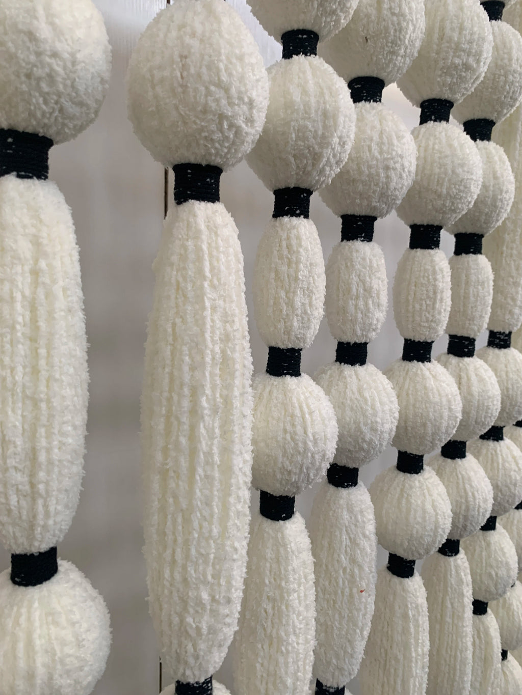 Decoración de Pared Bohemia Hecha a Mano con Bolas de Algodón, Tapiz de Macramé con Borlas Grandes para Decoración de Escaparates de Tiendas de Ropa