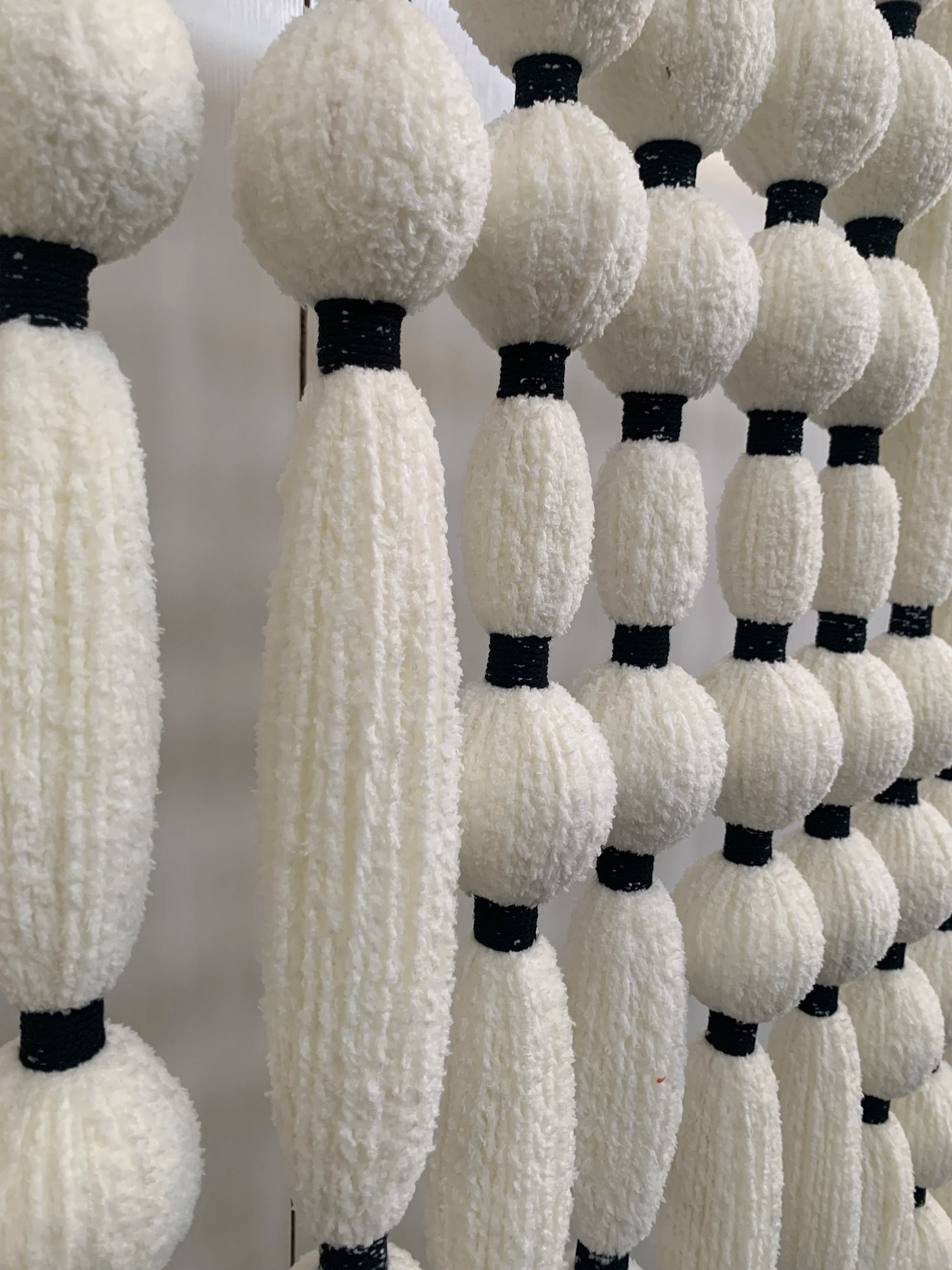 Decoración de Pared Bohemia Hecha a Mano con Bolas de Algodón, Tapiz de Macramé con Borlas Grandes para Decoración de Escaparates de Tiendas de Ropa